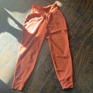 Barely worn old navy Elevate joggers. Color copper.